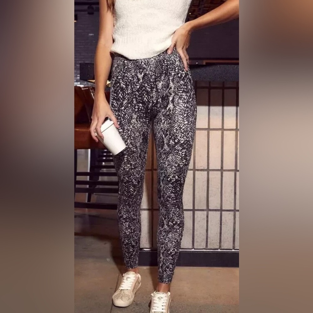 Xs Spanx leggings snakeskin style compression - Picture 2 of 4